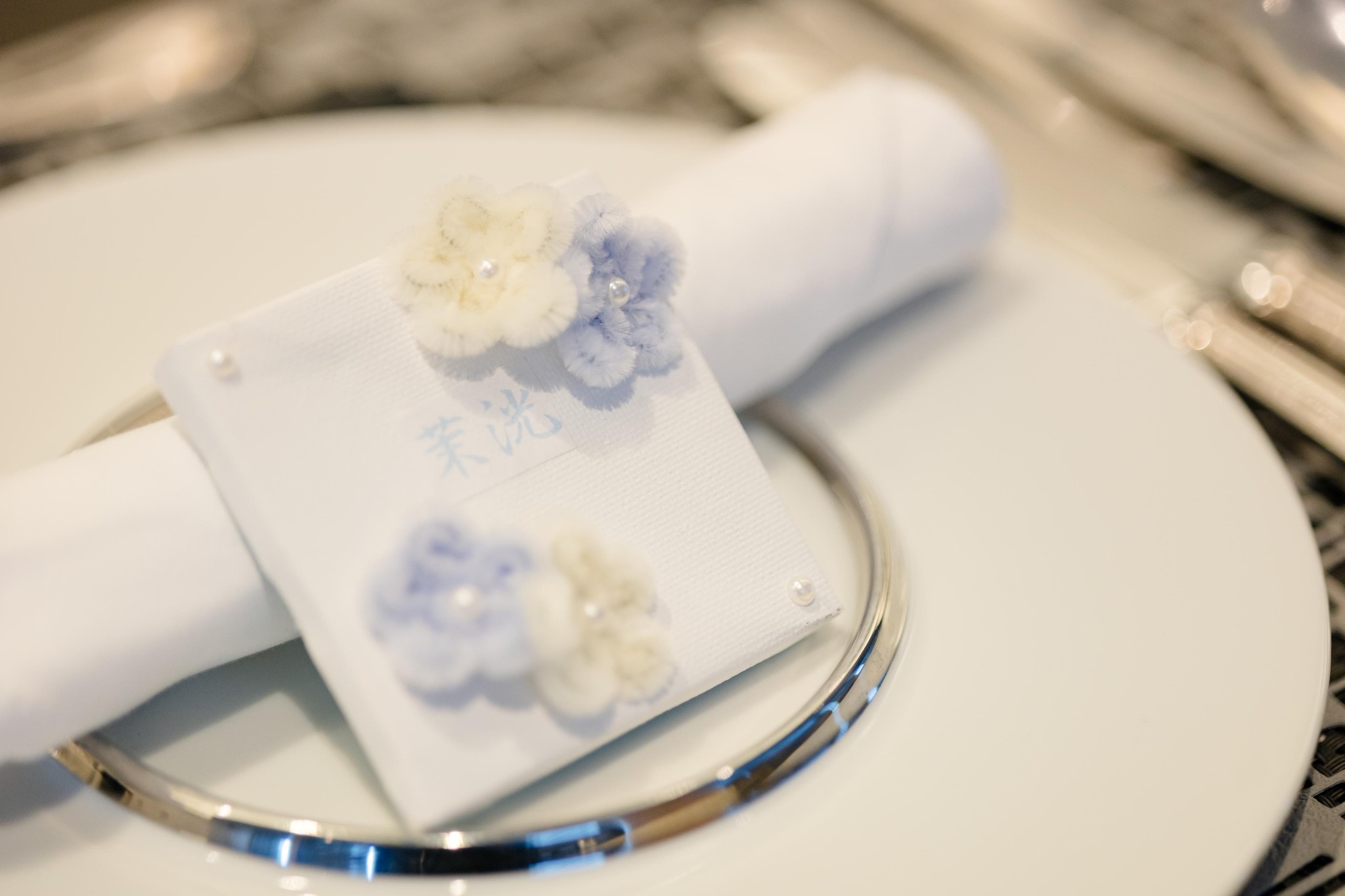 モールフラワーを添えた席札の結婚式実例